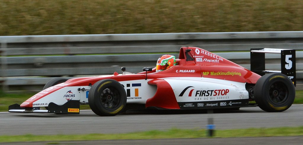 Farten kom i løbet af testdagen. Casper T. Hansen ses her i den lejede Formel 4, som er ejet af Pilgaard Motorsport og blev kørt i sæsonen 2017 af Casper Pilgaard.
(Foto: Paul Reuber)